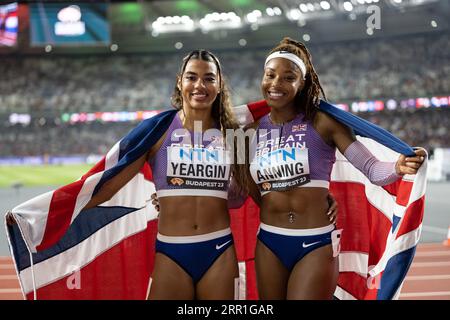 Amber Anning und Nicole Yeargin mit der Flagge ihres Landes im 4x400 Meter-Relais bei den Leichtathletik-Weltmeisterschaften in Budapest Stockfoto