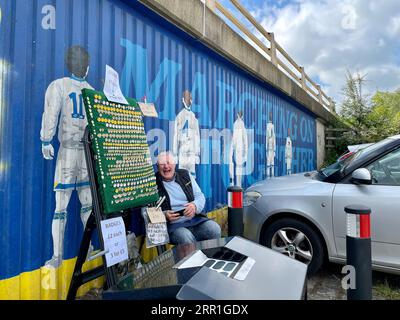 „Marching on Together“-Fototapete eine Hommage an das Titelgewinnerteam der ersten Liga 1991-1992 in der Lowfields Way Underpass in Leeds, das von Jameson Rogan geschaffen wurde Stockfoto