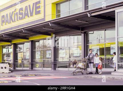 200917 -- WELLINGTON, 17. September 2020 -- Menschen werden vor einem Supermarkt in Auckland, Neuseeland, 17. September 2020 gesehen. Das neuseeländische BIP ging im Juni 2020 um 12,2 Prozent zurück, was dem größten Quartalsrückgang entspricht, da sich die bestehenden COVID-19-Beschränkungen auf die Wirtschaftstätigkeit ausgewirkt haben, sagte die Statistische Abteilung von Neuseeland, Stats NZ, am Donnerstag. Foto von /Xinhua NEW ZEALAND-COVID-19-ECONOMY LixQiaoqiao PUBLICATIONxNOTxINxCHN Stockfoto