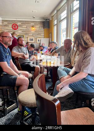 Das berühmte Arkles Pub an der Anfield Road vor einem Spiel zwischen Liverpool FC und Aston Villa im nahe gelegenen Anfield Stadium in Liverpool Stockfoto