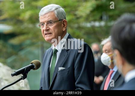 200917 -- VEREINTEN NATIONEN, 17. September 2020 -- Volkan Bozkir, Präsident der 75. Sitzung der UN-Generalversammlung, äußert sich während der UN-Friedensglockenzeremonie am 17. September 2020 im UN-Hauptquartier in New York. Der Generalsekretär der Vereinten Nationen Antonio Guterres warnte am Donnerstag, dass die COVID-19-Pandemie überall Risiken für den Frieden ausweitet. Die UN-Friedensglockenzeremonie fand hier anlässlich des 39. Jahrestages des Internationalen Friedenstages statt, der jedes Jahr am 21. September weltweit stattfindet. /Übergabe über Xinhua UN-FRIEDENSGLOCKENZEREMONIE-INTERNATIONALER TAG DES FRIEDENS Stockfoto