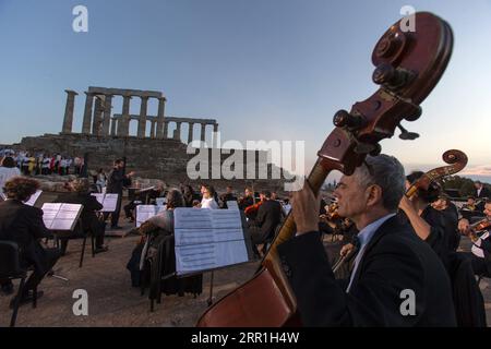 200917 -- ATHEN, 17. September 2020 -- Musiker spielen am 17. September 2020 ein Musical vor den Ruinen des Poseidon-Tempels am kap Sounion, etwa 70 km südöstlich von Athen, Griechenland. Anlässlich des 70. Jahrestages der Gründung der griechischen Nationalen Tourismusorganisation GNTO und des 71. Jahrestages der Gründung der Volksrepublik China und des Mitte-Herbst-Festivals, ein Musical mit dem Titel solange es Achäer geben wird -- Variations on a Sunbeam wurde am Donnerstag vor den Ruinen des emblematischen 2.500 Jahre alten Tempels von Poseidon, dem Gott des Meeres i, inszeniert Stockfoto