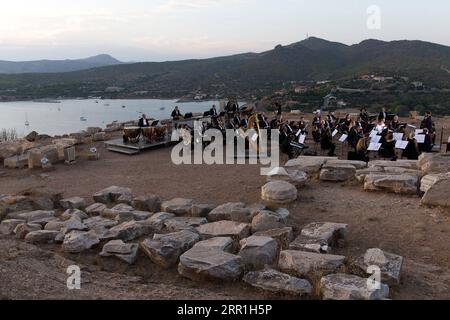 200917 -- ATHEN, 17. September 2020 -- Musiker spielen am 17. September 2020 ein Musical vor den Ruinen des Poseidon-Tempels am kap Sounion, etwa 70 km südöstlich von Athen, Griechenland. Anlässlich des 70. Jahrestages der Gründung der griechischen Nationalen Tourismusorganisation GNTO und des 71. Jahrestages der Gründung der Volksrepublik China und des Mitte-Herbst-Festivals, ein Musical mit dem Titel solange es Achäer geben wird -- Variations on a Sunbeam wurde am Donnerstag vor den Ruinen des emblematischen 2.500 Jahre alten Tempels von Poseidon, dem Gott des Meeres i, inszeniert Stockfoto