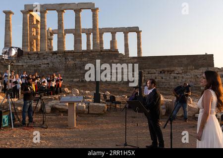 200917 -- ATHEN, 17. September 2020 -- Sänger spielen am 17. September 2020 ein Musical vor den Ruinen des Poseidon-Tempels am kap Sounion, etwa 70 km südöstlich von Athen, Griechenland. Anlässlich des 70. Jahrestages der Gründung der griechischen Nationalen Tourismusorganisation GNTO und des 71. Jahrestages der Gründung der Volksrepublik China und des Mitte-Herbst-Festivals, ein Musical mit dem Titel solange es Achäer geben wird -- Variations on a Sunbeam wurde am Donnerstag vor den Ruinen des emblematischen 2.500 Jahre alten Tempels von Poseidon, dem Gott des Meeres, inszeniert Stockfoto