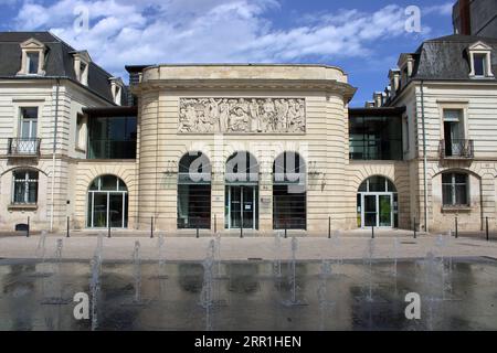 Blick auf das Gebäude der Industrie- und Handelskammer in Châteauroux in Frankreich, das in den 1930er Jahren vom berühmten französischen Architekten Albert Laprade entworfen wurde. Stockfoto