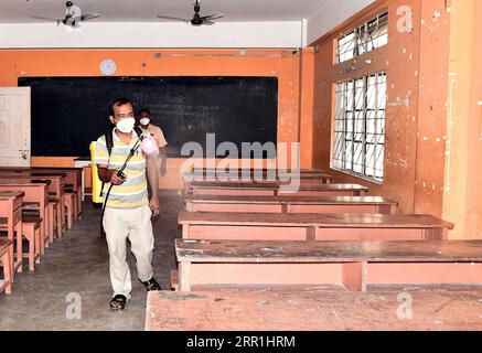 200918 -- ASSAM, 18. September 2020 -- Ein Arbeiter desinfiziert Ein Klassenzimmer in einer Schule in Assam, Indien, 18. September 2020. Die Regierung von Assam beschloss, ab dem 21. September wieder Schulen zu eröffnen. STR/INDIA-ASSAM-COVID-19-SCHOOL-REOPENING Xinhua PUBLICATIONxNOTxINxCHN Stockfoto