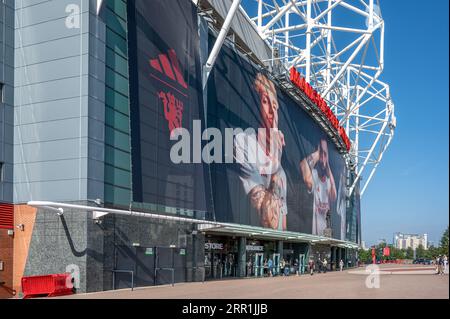 Außenansicht des East Stand im Old Trafford Stadion von Manchester United in Manchester, Großbritannien Stockfoto