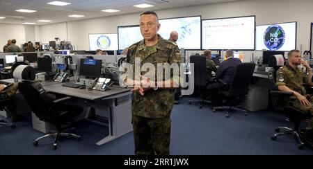 Rostock, Deutschland. September 2023. Flottilla Admiral Stephan Haisch, Übungsleiter und stellvertretender Befehlshaber der DEU MARFOR, spricht mit Journalisten im Operationszentrum der Kommandozentrale der Marine. Ab dem 09-23. September 2023 werden rund 30 Schiffe, U-Boote, bis zu 15 Flugzeuge und verschiedene Landeeinheiten gemeinsam in der Ostsee während des Großmanövers „Nordküsten“ unter deutschem Kommando trainiert. Quelle: Bernd Wüstneck/dpa/Alamy Live News Stockfoto