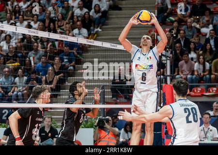 Ancona, Italien. September 2023. Simone Giannelli (ITA) in Aktion während 2023 CEV EuroVolley Men Group Ein Spiel zwischen Italien und der Schweiz in Pala Rossini. Die italienische Nationalmannschaft gewinnt gegen die Schweiz mit einem 3:0-Ergebnis. Quelle: SOPA Images Limited/Alamy Live News Stockfoto