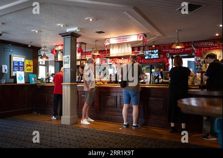 Der berühmte Arkles Pub an der Anfield Road verlor wegen des anhaltenden Spiels zwischen Liverpool FC und Aston Villa im nahe gelegenen Anfield in Liverpool fast das Wasser Stockfoto