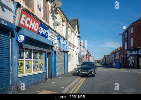 Goodison Road und Wohngebiet außerhalb des Goodison Park an einem ruhigen Sonntag in Liverpool, Großbritannien Stockfoto