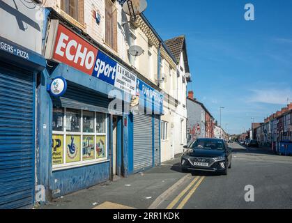 Goodison Road und Wohngebiet außerhalb des Goodison Park an einem ruhigen Sonntag in Liverpool, Großbritannien Stockfoto