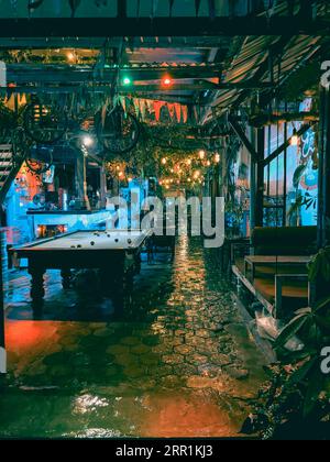 Starker Regen erweckt die Straßen von Siem Reap mit Reflexionen und Farben zum Leben. Orange und Türkis bearbeiten. Stockfoto