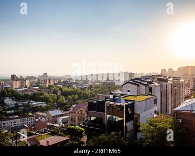 Blick auf die untergehende Sonne über Kentron Viertel in Jerewan Stadt von Cascade Treppen bei Sonnenuntergang im Sommer Stockfoto