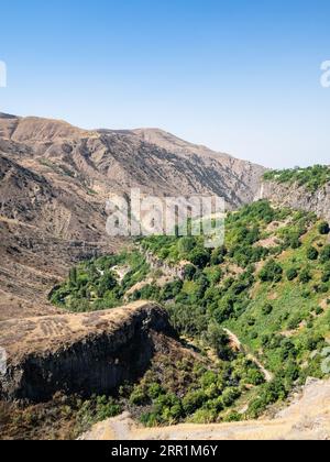 Bergschlucht in der Nähe des Garni-Tempels in Armenien an sonnigen Sommertagen Stockfoto