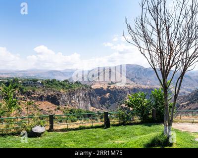 Blick auf die Ländereien in der Nähe des Garni-Tempels in Armenien an sonnigen Sommertagen Stockfoto