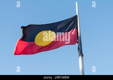 Die Australian Aboriginal Flag ist die offizielle Flagge der australischen Aborigines (First Nations). Stockfoto