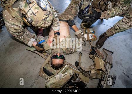 Heverlee, Belgien. September 2023. Bild, das während einer Medevac-Demo auf einer Pressekonferenz der belgischen Verteidigung aufgenommen wurde, um die Rekrutierungspläne für 2024, Mittwoch, den 6. September 2023, in Heverlee zu präsentieren. Die Verteidigung hat 2024 mehr als 4000 freie Stellen für die gesamte Verteidigungsorganisation, 2500 Stellen für aktive Soldaten, 460 freie Stellen für zivile Mitarbeiter und 1050 freie Stellen für Reservisten. BELGA PHOTO JONAS ROOSENS Credit: Belga News Agency/Alamy Live News Stockfoto