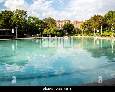 Jerewan, Armenien - 21. August 2023: Wasseroberfläche des dekorativen Schwanensees im Zentrum von Jerewan in der Nähe des Freedom Square im sonnigen Sommer Stockfoto