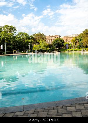 Jerewan, Armenien - 21. August 2023: Dekoratives Schwimmbad am Schwanensee im Zentrum von Jerewan in der Nähe des Freedom Square am sonnigen Sommerabend Stockfoto