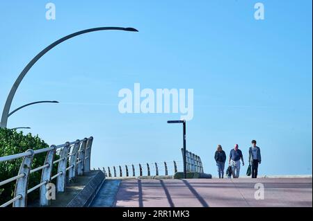 Gruppe von Menschen, die entlang der Südpromenade von Blackpool aufwachen Stockfoto