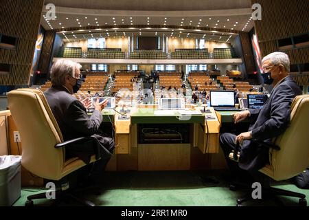 200921 -- VEREINTE NATIONEN, 21. September 2020 -- UN-Generalsekretär Antonio Guterres L spricht mit Volkan Bozkir, dem Präsidenten der 75. Tagung der Generalversammlung der Vereinten Nationen UNGA, im Vorfeld einer hochrangigen Tagung zum Gedenken an den 75. Jahrestag der UNO am 21. September 2020 im Hauptquartier der Vereinten Nationen in New York. Guterres forderte am Montag die internationale Gemeinschaft auf, zusammenzuarbeiten, um die globale Governance zu verbessern, und stellte fest, dass die Organisation weltweit benötigt wird. Eskinder Debebe/UN Photo/Handout via Xinhua UNITED NATIONS-75th ANNIVERSARY-HIGH LEVEL MEETING WangxYingtonglian/UNPhoto/ Stockfoto