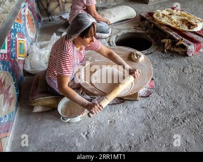 Goght, Armenien - 25. August 2023: Workshop zur Zubereitung von Lavash in der traditionellen armenischen Bäckerei. Lavasch ist ein dünnes Fladenbrot, das in Tandoor (Tonir oder ta) gebacken wird Stockfoto