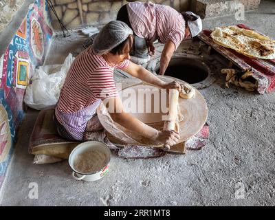 Goght, Armenien - 25. August 2023: Workshop zum Kochen von Lavasch in der traditionellen armenischen Dorfbäckerei. Lavasch ist ein dünnes Fladenbrot, das in Tandoor (Tonir Stockfoto