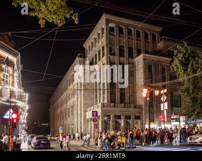 Jerewan, Armenien - 24. August 2023: Menschen am späten Abend am Straßenübergang auf der Abovyan-Straße in Jerewan Stockfoto