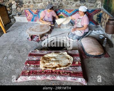 Goght, Armenien - 25. August 2023: Meisterklasse zum Backen von Lavasch in einer traditionellen armenischen Bäckerei. Lavasch ist ein dünnes Fladenbrot, das in Tandoor (Tonir Stockfoto