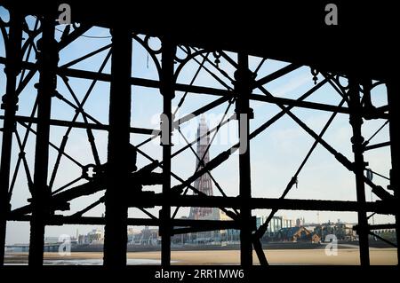 Blackpool Tower durch die Silhouetten des Central Pier gesehen Stockfoto