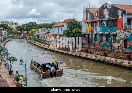 200922 -- PEKING, 22. September 2020 -- Touristen Kreuzfahrt auf dem Malakka Fluss in Malakka, Malaysia, 19. September 2020. Obwohl Malakka nicht mehr ein Hauptort ist, zieht es immer noch Touristen aus der ganzen Welt an, da der Tourismus zu einer Säule der lokalen Wirtschaft wird. Die Branche hat unter der Pandemie hart getroffen, aber da Malaysier jetzt innerhalb des Landes reisen können, kehrt der Ort langsam wieder zum Leben zurück. XINHUA FOTOS DES TAGES ZhuxWei PUBLICATIONxNOTxINxCHN Stockfoto