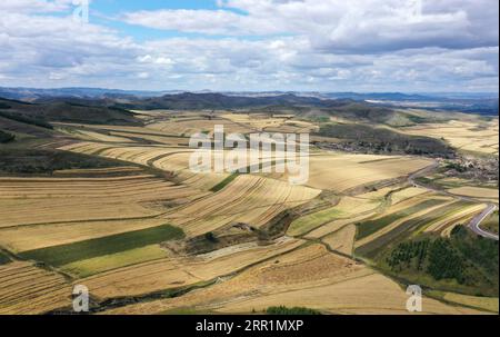 200922 -- PEKING, 22. September 2020 -- Luftaufnahme vom 21. September 2020 zeigt einen Blick auf das Guyuan County der Region Bashang in der nordchinesischen Provinz Hebei. XINHUA FOTOS DES TAGES YangxShiyao PUBLICATIONxNOTxINxCHN Stockfoto