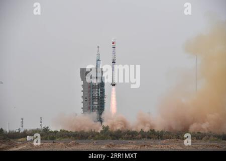 200922 -- PEKING, 22. September 2020 -- Eine lange März-4B-Rakete mit dem Haiyang-2C HY-2C-Satelliten wird vom Jiuquan Satellite Launch Center in Nordwestchina, 21. September 2020, gestartet. Der dritte Satellit des Landes für die dynamische Meeresumwelt, der HY-2C, wird ein Netz mit dem vorherigen HY-2B und dem nachfolgenden HY-2D bilden, um eine hochpräzise Überwachung der maritimen Umwelt durchzuführen. Foto von /Xinhua XINHUA FOTOS DES TAGES WangxJiangbo PUBLICATIONxNOTxINxCHN Stockfoto