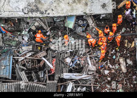 200922 -- PEKING, 22. September 2020 -- Rettungskräfte suchen nach Überlebenden, nachdem ein Wohngebäude in Bhiwandi, 38 km von Mumbai, Indien, am 21. September 2020 eingestürzt ist. Die Zahl der Todesopfer im Wohngebäude, das am Montagmorgen zusammenbrach, stieg auf 13, wobei 10 weitere in Bhiwandi verletzt wurden, laut offiziellem Update. STR/Xinhua XINHUA FOTOS DES TAGES Stringer PUBLICATIONxNOTxINxCHN Stockfoto
