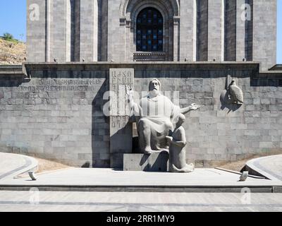 Jerewan, Armenien - 26. August 2023: Statuen von Mesrop Mashtots und seinem Schüler Koryun im Matenadaran, Mesrop Mashtots Institute of Ancient Manusc Stockfoto