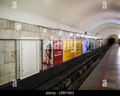 Jerewan, Armenien - 26. August 2023: U-Bahn-Bahnsteig am Platz der Republik in Jerewan-Stadt am Sommerabend Stockfoto