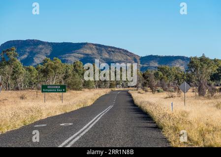 Die Zufahrtsstraße, Darken Drive (abseits des Larapinta Drive), nach Rungutjirba Ridge und Simpsons Gap (Rungutjirpa) im Northern Territory (NT) Australien Stockfoto