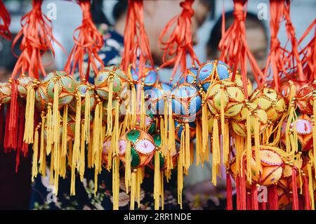 200922 -- NANNING, 22. September 2020 -- Touristen wählen in Jiuzhou, der antiken Stadt Jingxi, der südchinesischen autonomen Region Guangxi Zhuang, am 4. November 2019 bestickte Bälle aus. In den letzten fünf Jahren hat die autonome Region Guangxi Zhuang eine Reihe von Projekten zur Armutsbekämpfung durchgeführt, wie etwa die Beschleunigung des Baus von Verkehrsinfrastrukturen in armen Gebieten, die Durchführung eines Trinkwasserprojekts, die Umsiedlung von über 710.000 verarmten Menschen aus unwirtlichen Gebieten und die Verbesserung der Bildungsqualität. CHINA-GUANGXI-POVERTY ALLEVIATIONCN CuixBowen PUBLICATIONxNOTxINxCHN Stockfoto
