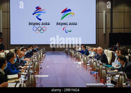 200922 -- PEKING, 22. September 2020 -- das Foto vom 22. September 2022 zeigt ein Treffen, das vom Pekinger Organisationskomitee für die Olympischen Winterspiele 2022, Präsident Cai Qi, in Peking, der Hauptstadt Chinas, veranstaltet wurde. Nach der Feier des 500-tägigen Countdowns entschieden sich die Organisatoren von Peking 2022, Testveranstaltungen durch geschlossenes Management für die öffentliche Gesundheit zu veranstalten. SPCHINA-PEKING-2022 VORBEREITUNG DER OLYMPISCHEN WINTERSPIELE CN PENGXZIYANG PUBLICATIONXNOTXINXCHN Stockfoto