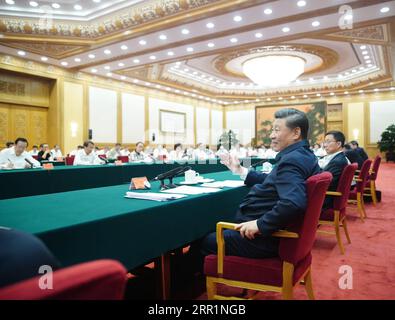 200922 -- PEKING, 22. September 2020 -- der chinesische Präsident Xi Jinping, ebenfalls Generalsekretär des Zentralkomitees der Kommunistischen Partei Chinas und Vorsitzender der Zentralen Militärkommission, leitet am 22. September 2020 ein Symposium, an dem Experten oder Vertreter aus dem chinesischen Bildungs-, Kultur-, Gesundheits- und Sportsektor in Peking, der Hauptstadt Chinas, teilnehmen. XI äußerte sich auf dem Symposium, um Stellungnahmen zur wirtschaftlichen und sozialen Entwicklung im 14. Fünfjahresplanungszeitraum 2021-2025 einzuholen. CHINA-PEKING-XI JINPING-SYMPOSIUM CN JUXPENG PUBLICATIONXNOTXINXCHN Stockfoto