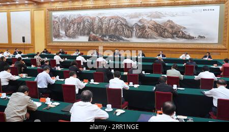 200922 -- PEKING, 22. September 2020 -- der chinesische Präsident Xi Jinping, ebenfalls Generalsekretär des Zentralkomitees der Kommunistischen Partei Chinas und Vorsitzender der Zentralen Militärkommission, leitet am 22. September 2020 ein Symposium, an dem Experten oder Vertreter aus dem chinesischen Bildungs-, Kultur-, Gesundheits- und Sportsektor in Peking, der Hauptstadt Chinas, teilnehmen. XI äußerte sich auf dem Symposium, um Stellungnahmen zur wirtschaftlichen und sozialen Entwicklung im 14. Fünfjahresplanungszeitraum 2021-2025 einzuholen. CHINA-PEKING-XI JINPING-SYMPOSIUM CN LIUXWEIBING PUBLICATIONXNOTXINXCHN Stockfoto