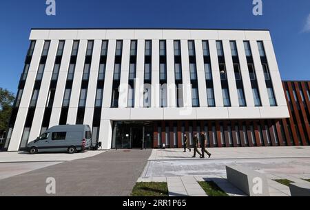 Rostock, Deutschland. September 2023. Auf einer Pressekonferenz im Naval Command and Control Center werden Informationen über das große Manöver „Northern Coasts“ gegeben. Ab dem 09-23. September 2023 werden rund 30 Schiffe, U-Boote, bis zu 15 Flugzeuge und verschiedene Landeeinheiten gemeinsam in der Ostsee unter deutschem Kommando während des Großmanövers „Nordküsten“ trainiert. Quelle: Bernd Wüstneck/dpa/Alamy Live News Stockfoto