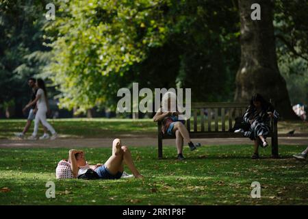 Die Menschen genießen das heiße Wetter im St James's Park im Zentrum von London, während die Prognostiker eine „letzte Dosis Sommer“ vorhersagen, mit warmen Sprüchen, die Mittwoch und Donnerstag in Zentral- und Südengland 32 °C erreichen. Bilddatum: Mittwoch, 6. September 2023. Stockfoto