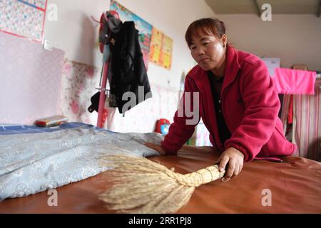 200923 -- ZHENYUAN, 23. September 2020 -- Villager Zhang Xiaohua führt Hausarbeiten im Wuyuan Dorf der Xinji Gemeinde, Kreis Zhenyuan, nordwestchinesische Provinz Gansu, 21. September 2020. Zhangs Familie wurde 2013 als verarmter Haushalt registriert. 2019 begann sie mit der Aufzucht von Kaninchen und Ziegen mit Unterstützung der örtlichen Regierung, die ihre Prämien und Dividenden anbot, während ihr Mann Xue Jinzhang einen Job nicht weit von zu Hause entfernt bekam. Zhang Ehepaar und einige andere im Dorf schürten die Armut im September 2020 ab. CHINA-GANSU-ZHENYUAN-ARMUTSBEKÄMPFUNG CN DUXZHEYU PUBLICATIONXNOTXINXCHN Stockfoto