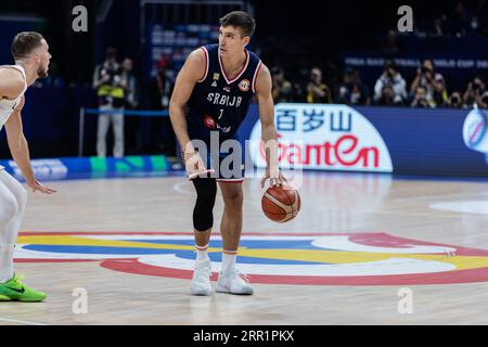 Bogdan Bogdanovic aus Serbien wurde während des Viertelfinals der FIBA Basketball World Cup 2023 zwischen Serbien und Litauen in der Mall of Asia Arena-Manila in Aktion gesehen. Endstand: Serbien 87:68 Litauen. (Foto: Nicholas Muller/SOPA Images/SIPA USA) Stockfoto