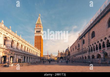 Atemberaubender Blick auf den Dogenpalast und die Markusbibliothek gegen den Markusdom Campanile-Glockenturm der Markusbasilika in Venedig bei Sonnenuntergang Stockfoto