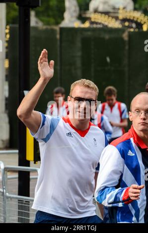 Der Radfahrer Chris Hoy und das Team GB Olympians and Paralympians verlassen den Buckingham Palace nach der Siegesparade. Olympische Spiele 2012 In London. Stockfoto