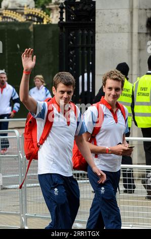 Brownlee-Brüder und Team-GB-Olympioniken verlassen Buckingham Palace nach der Siegesparade. Olympische Spiele 2012 In London. Alistair und Jonathan Brownlee Stockfoto