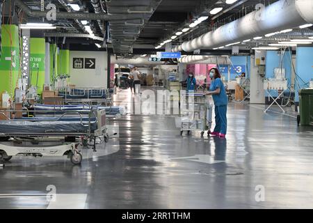 200924 -- HAIFA, 24. September 2020 -- medizinische Mitarbeiter bereiten sich auf die Eröffnung einer neuen COVID-19-Station vor, die am 23. September 2020 von einem unterirdischen Parkplatz auf dem Rambam Health Care Campus in der nördlichen israelischen Stadt Haifa umgebaut wurde. Das israelische Gesundheitsministerium meldete am Mittwoch 11.316 neue Coronavirus-Fälle, was die Gesamtzahl der bestätigten Fälle auf 204.690. Die Zahl der Todesfälle erreichte insgesamt 1.325, mit 40 neuen Todesfällen, während die Zahl der Patienten in schwerem Zustand von 668 auf 657 zurückging, von 1.370 Patienten, die derzeit ins Krankenhaus eingeliefert wurden. JINI ÜBER XINHUA ISRAEL-HAIFA-PARKPLATZ-COVID-19 W Stockfoto